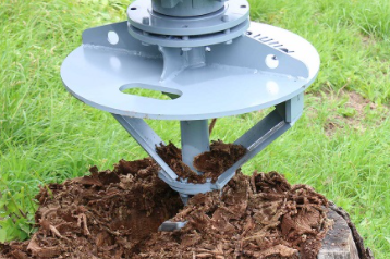 The stump planer attachment operates at a low RPM so that chips are contained during the operation with very little mess to clean up